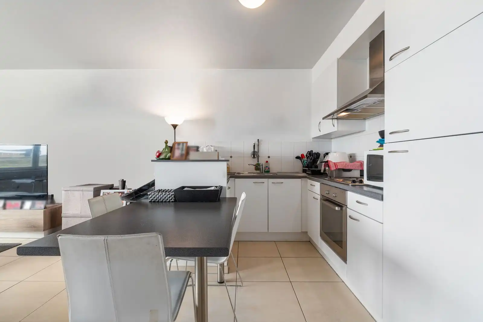 Lichtrijk appartement gelegen op de tweede verdieping foto 4