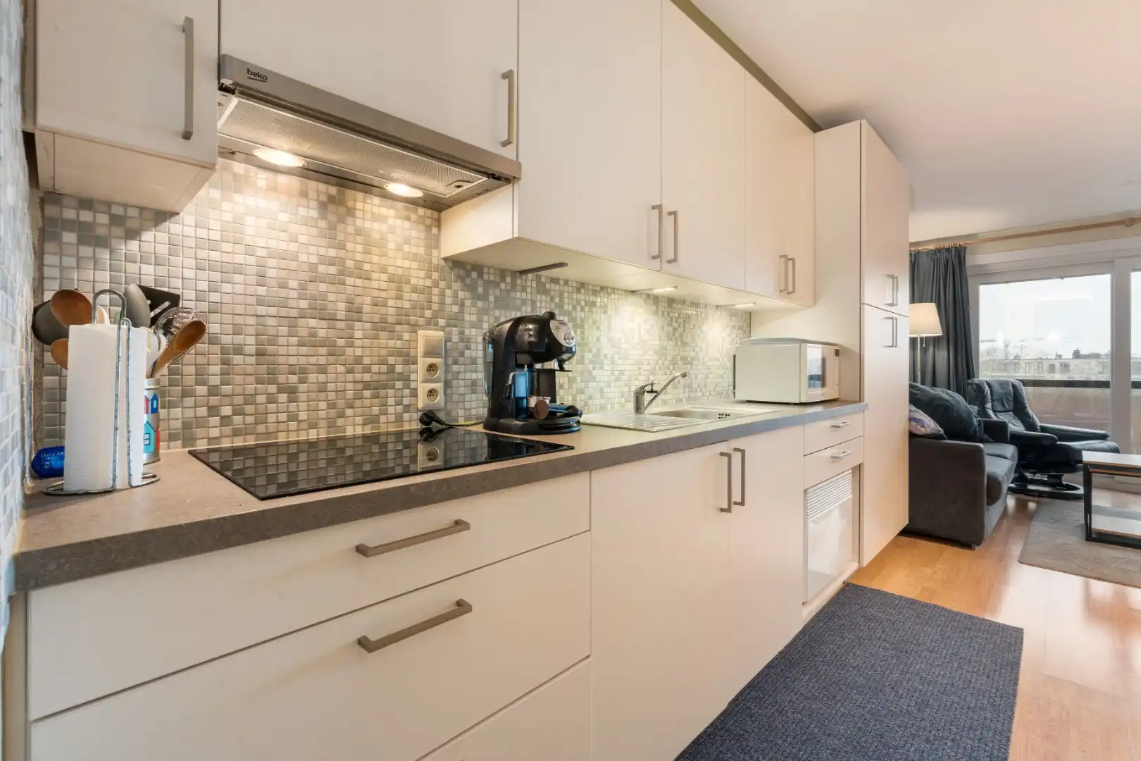 MODERN GEMEUBELDE STUDIO MET SLAAPHOEK TE KOOP  OP WANDELAFSTAND VAN ZEE foto 5