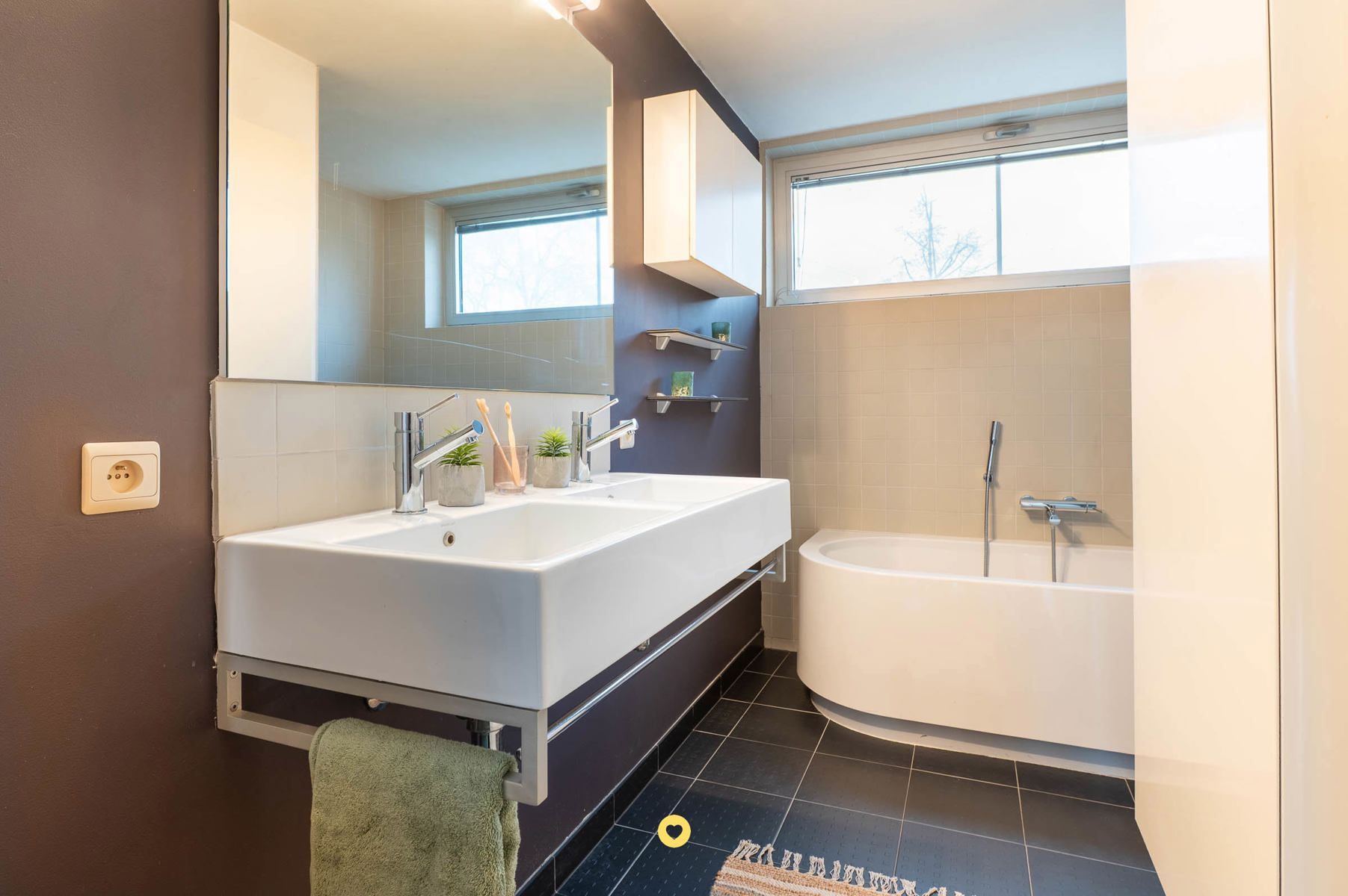 Rustig gelegen instapklare HOB met 4 SLK's, bureau en tuin foto 10