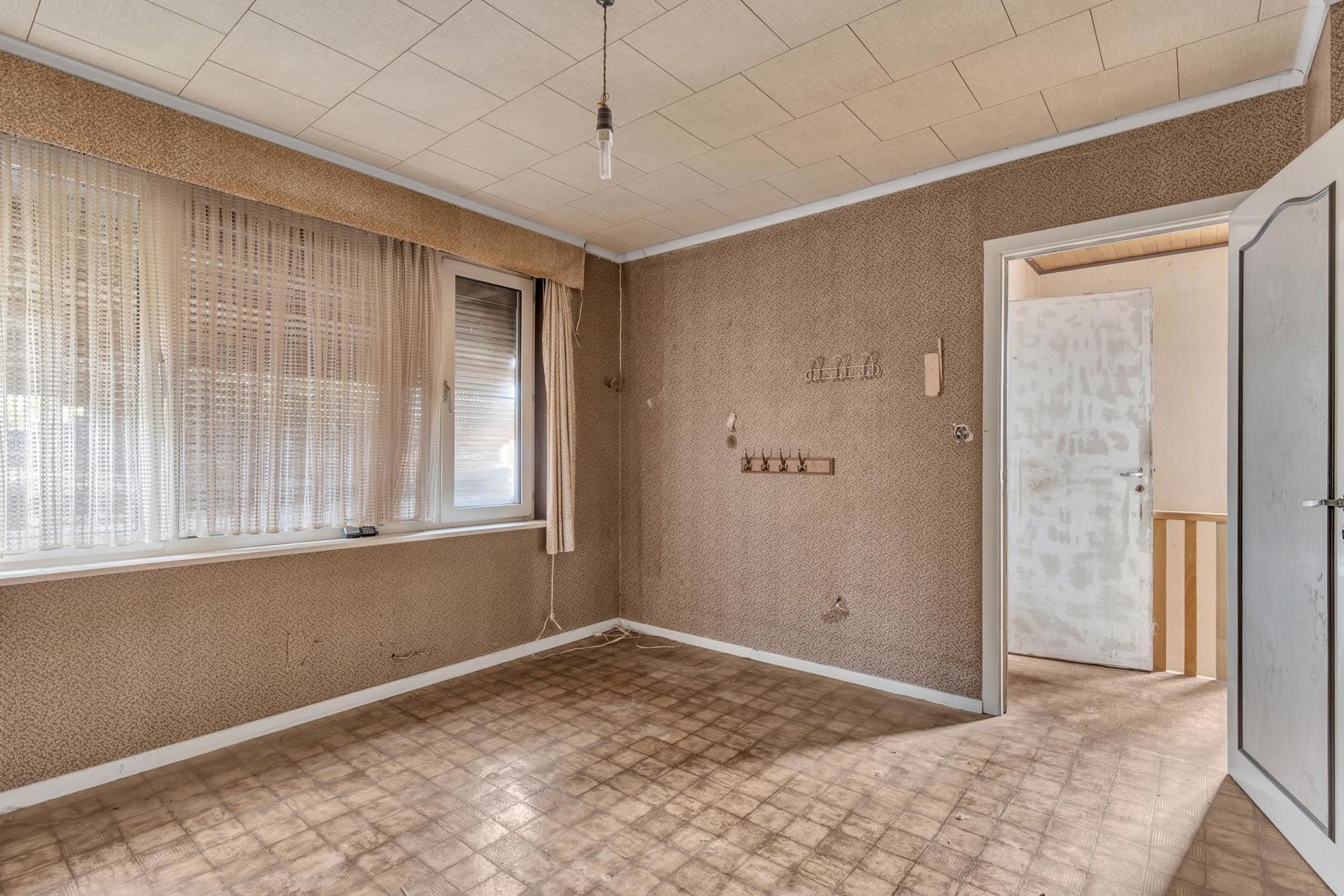 Renovatiewoning met vernieuwd dak en ramen in Lochristi foto 13