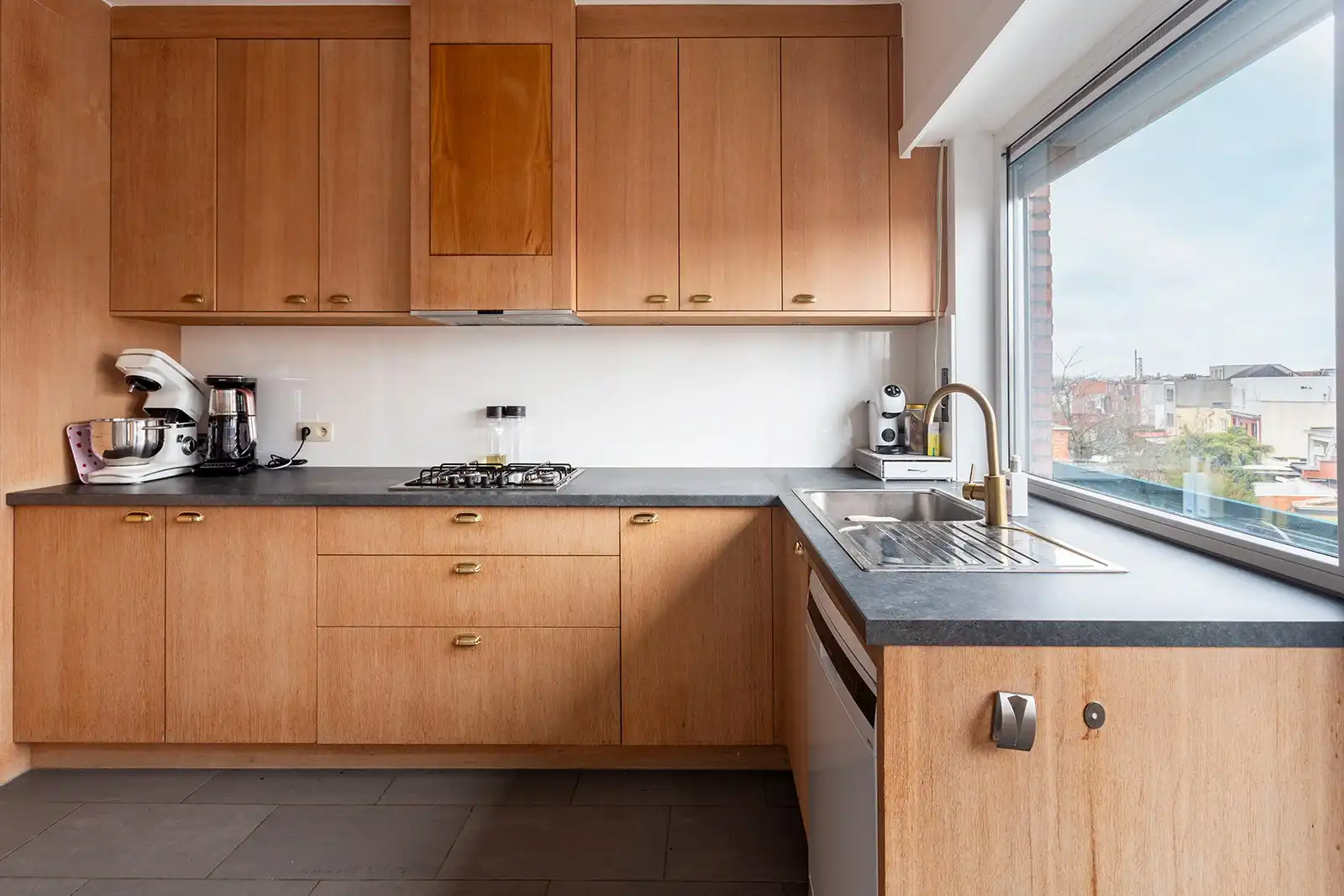 Prachtig gerenoveerd appartement met 3 ruime slaapkamers en terras foto 3