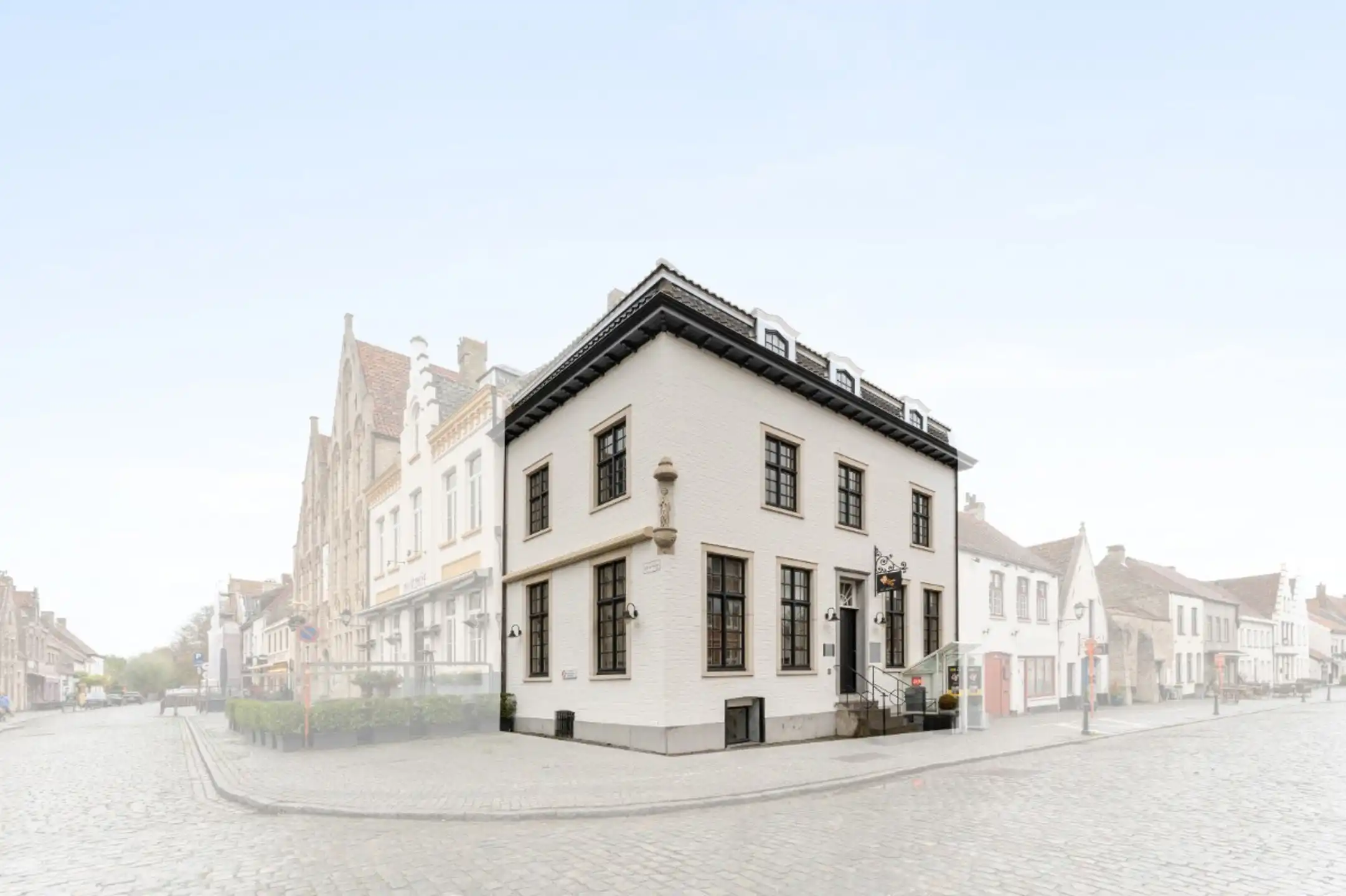 Zeer ruime woning met 5 slaapkamers, veel potentieel. foto 2