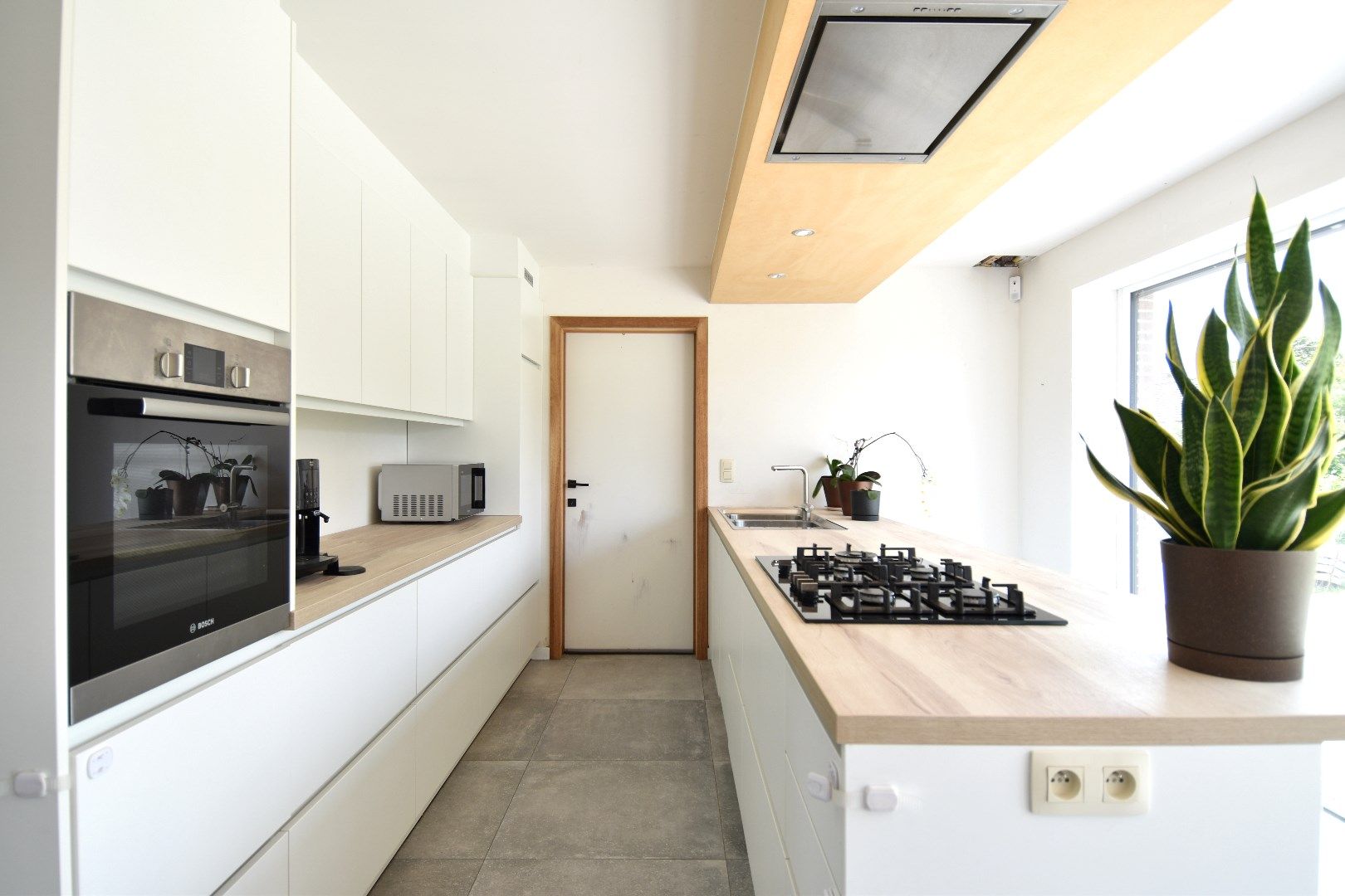 Alleenstaande woning met 4 slaapkamers, dubbele garage & Zuidgerichte tuin te koop in Ledegem foto 2