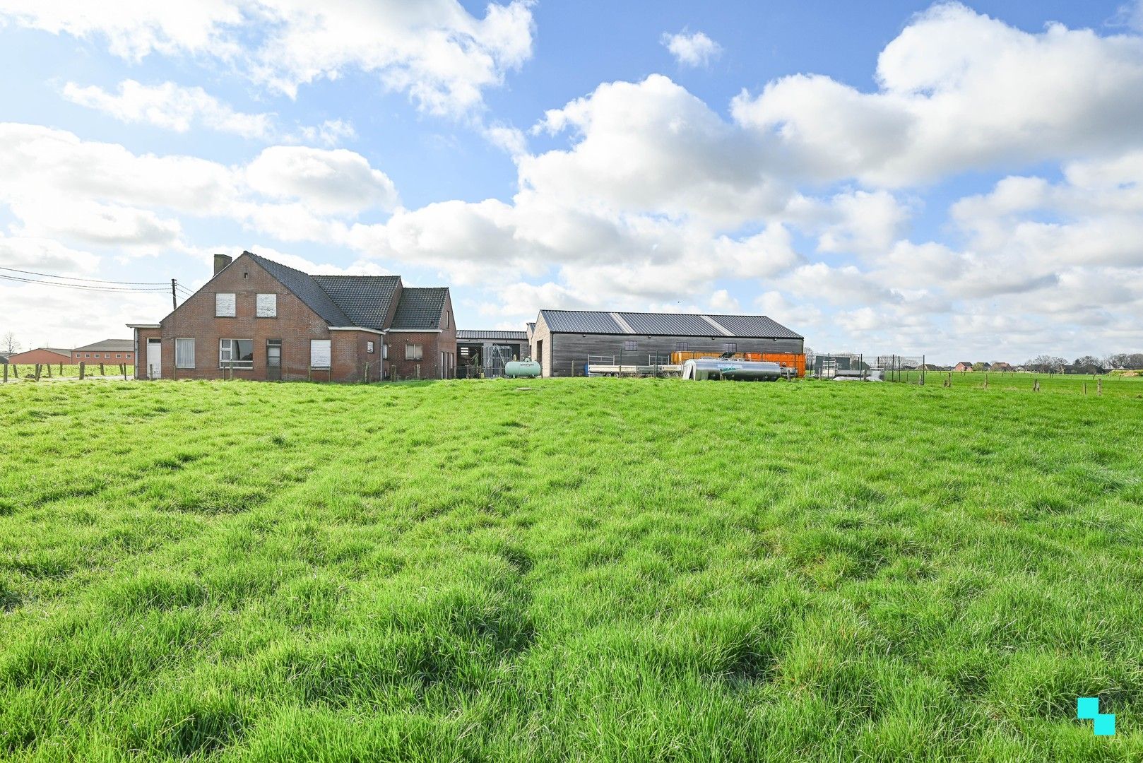 Landelijk gelegen woning met diverse loodsen foto 10
