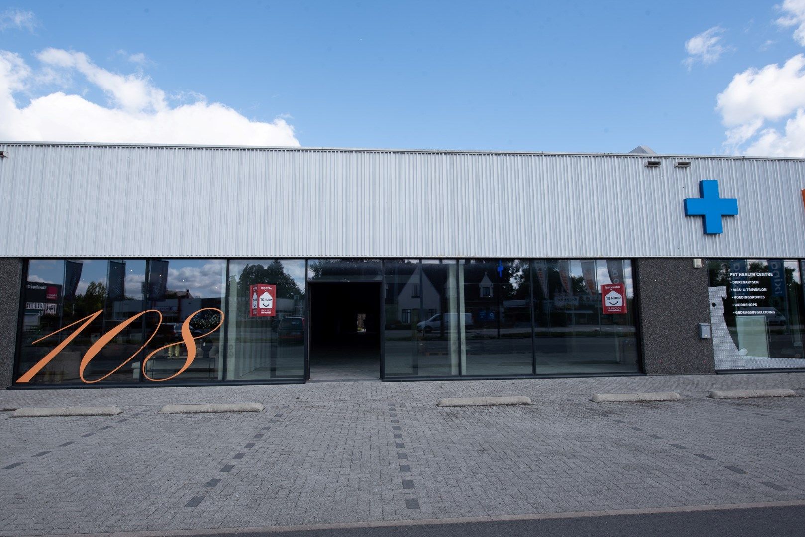 TE HUUR – Nieuwbouw commerciële unit (473 m²) in modern retailcomplex foto 2