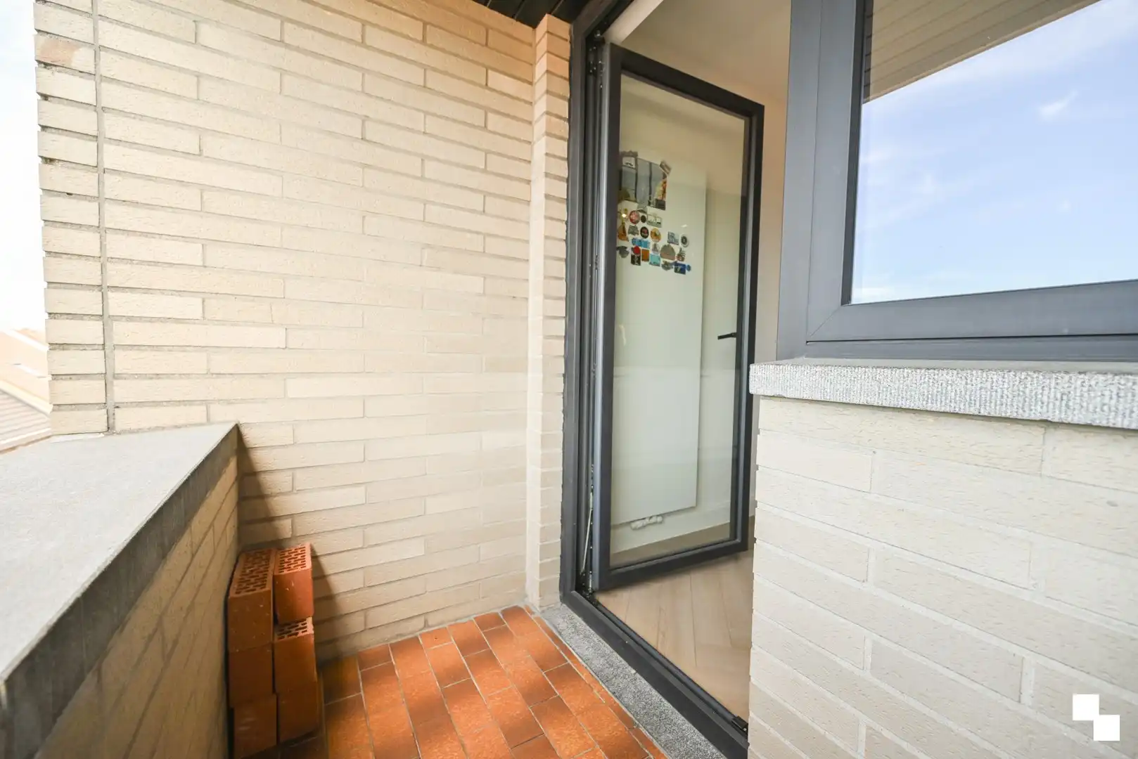 Volledig gerenoveerd appartement met drie slaapkamers te centrum Izegem foto 11