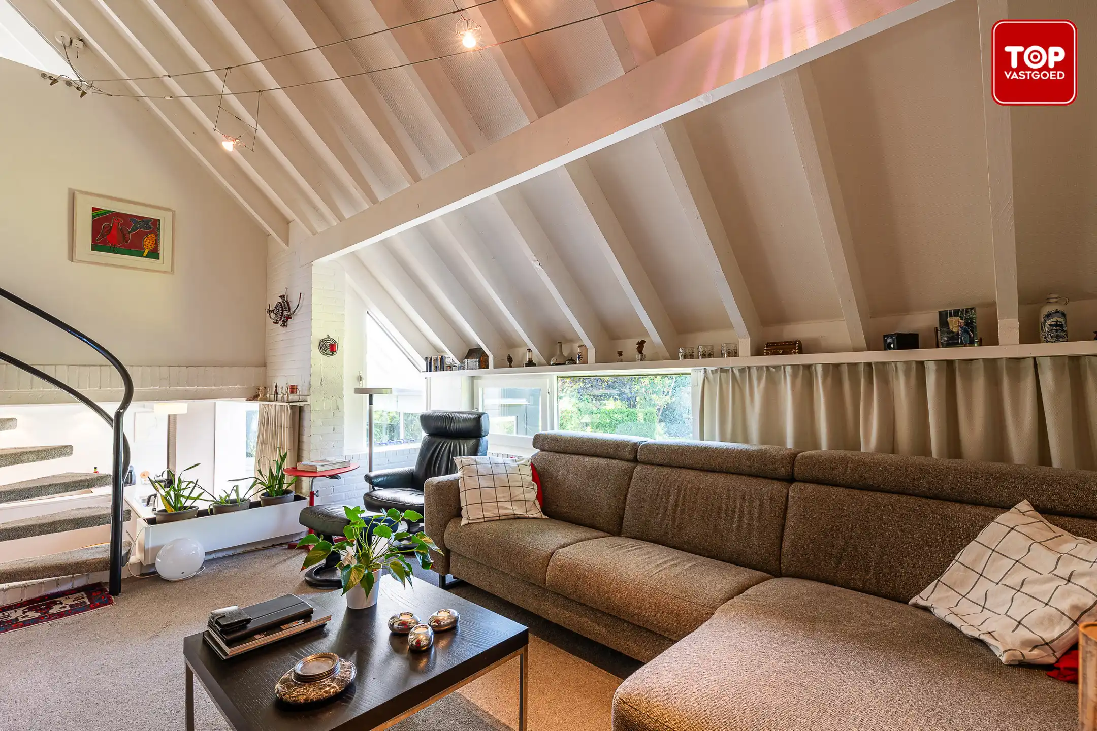 Architecturale woning met unieke split-level indeling met naastgelegen stuk grond. (totaal 997m²) foto 7