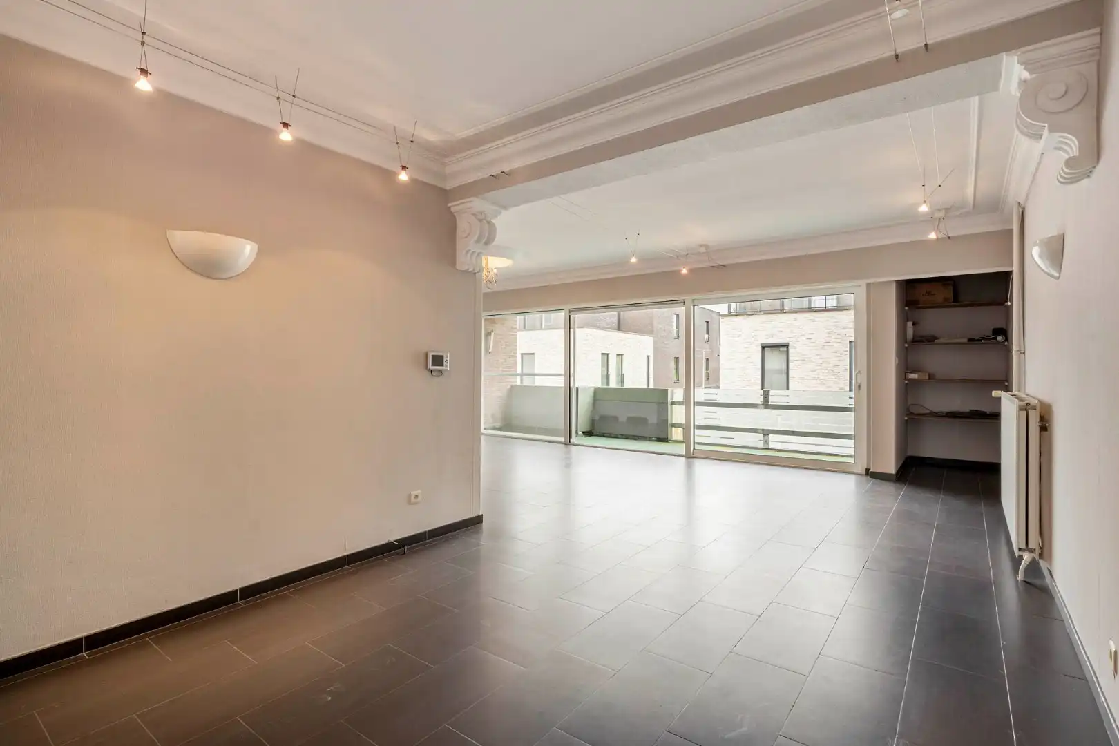 Comfortabel, zeer ruim appartement met 4 slaapkamers, terras en garage in het centrum van Neeroeteren!  foto 7