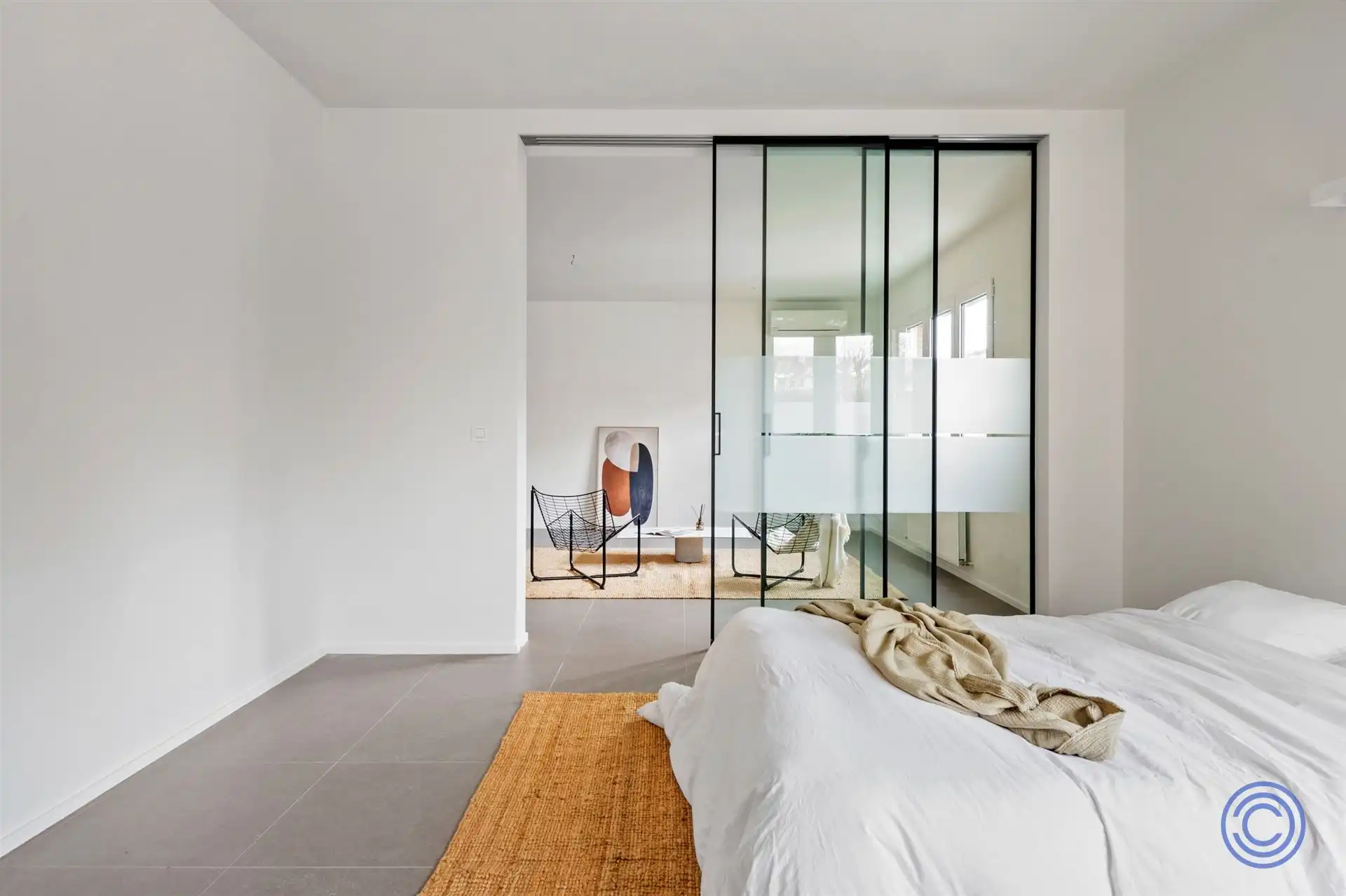 Prachtig gerenoveerd 1-slpk gelijkvloers met 2 parkings! foto 3