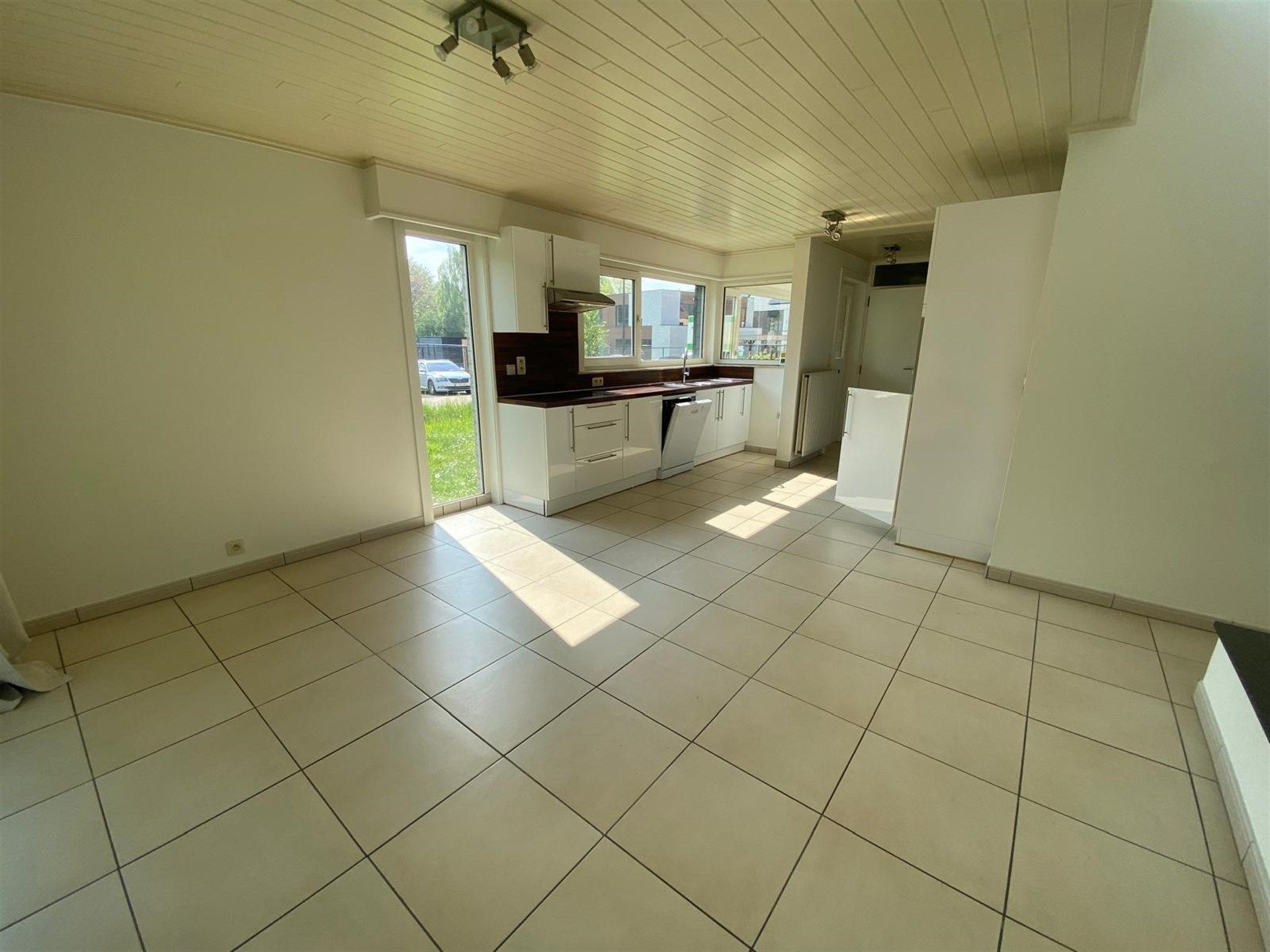 Ruime bungalow met twee slaapkamers en grote tuin foto 7