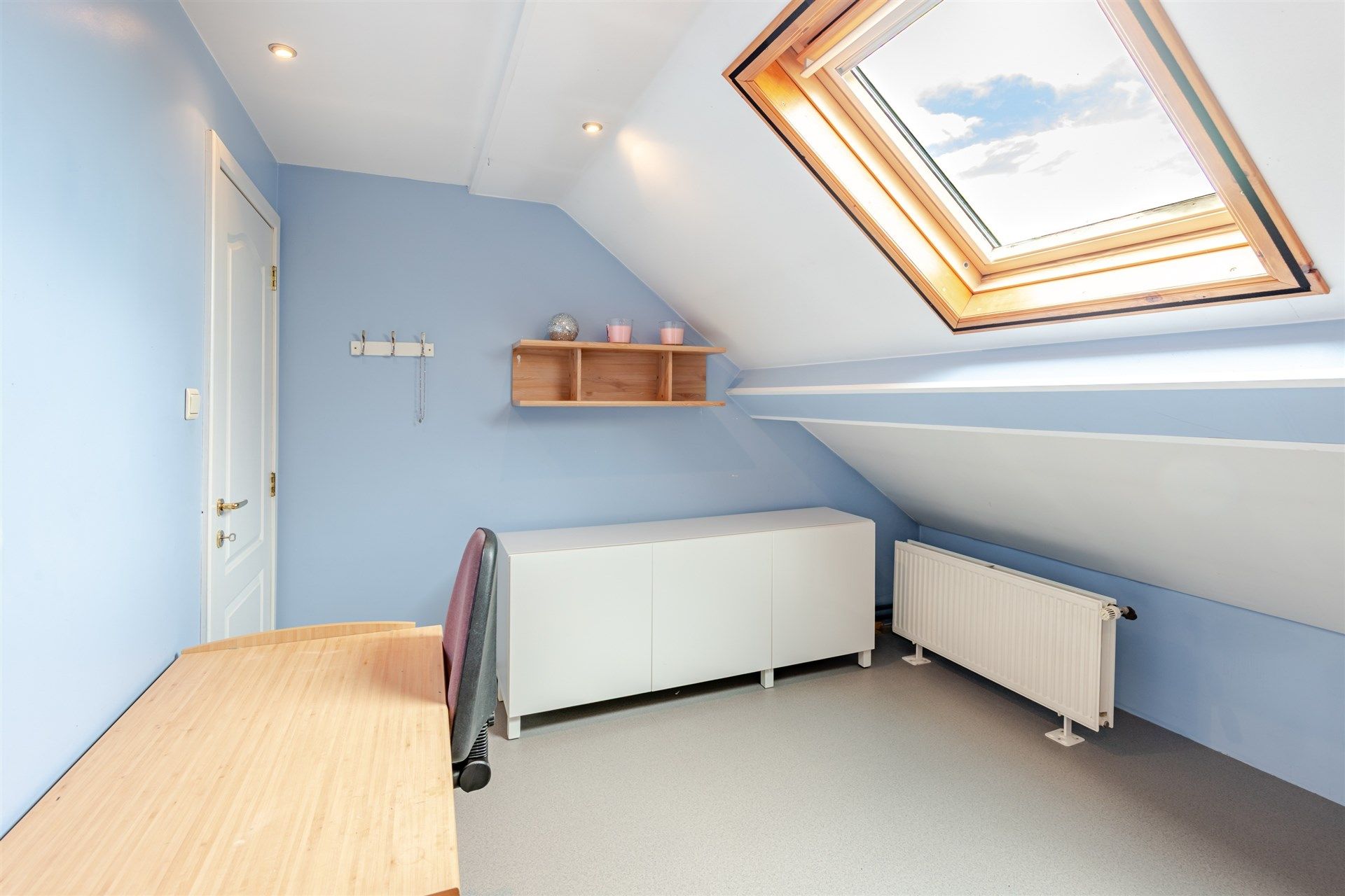 Gezinswoning met vier slaapkamers, garagegebouw en grote tuin op 1705 m² foto 14