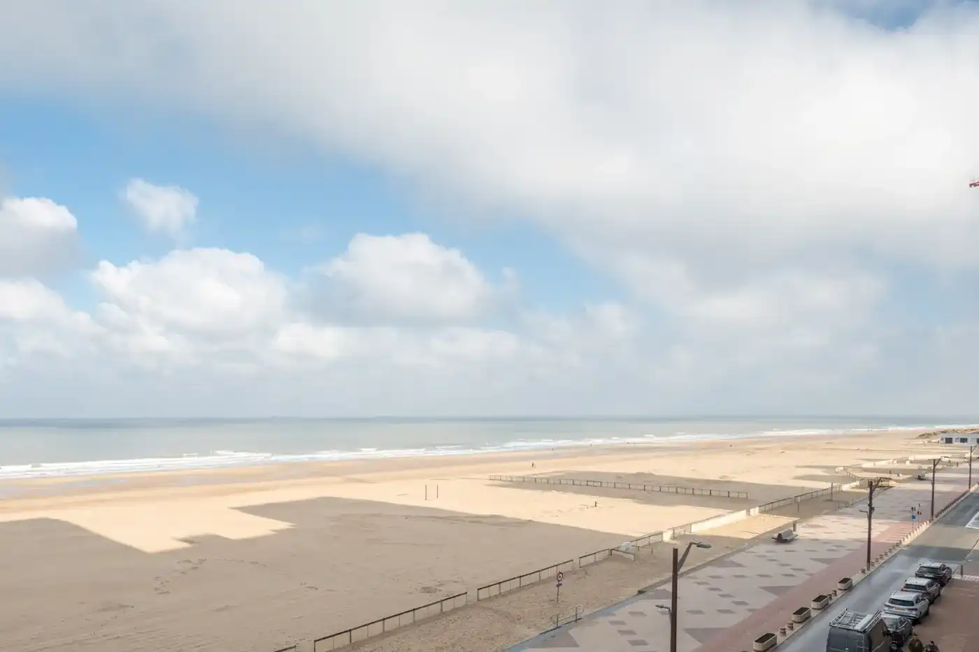 Exclusief gerenoveerd appartement met frontaal zeezicht op toplocatie in het Zoute foto 10