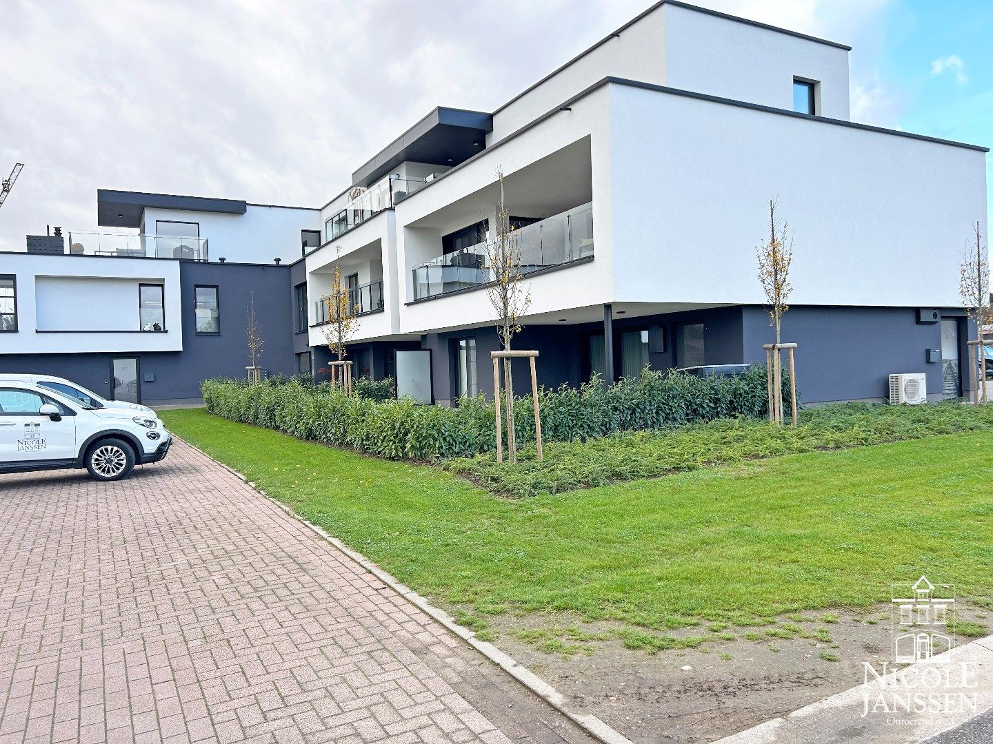 Mooi gelijkvloers nieuwbouwappartement met terras, ondergrondse autostaanplaats en kelderberging foto 2