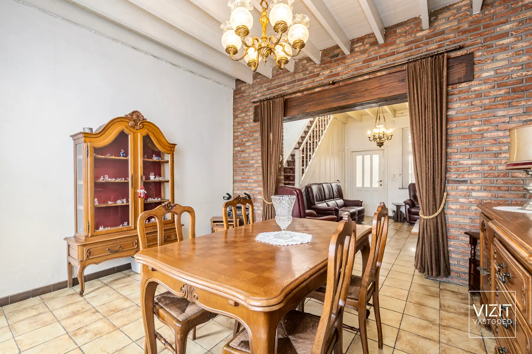 Te renoveren woning met ruime garage en tuin! foto 6