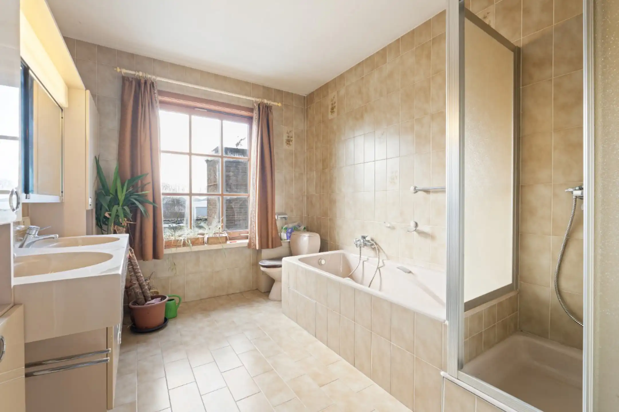 Centraal gelegen burgerwoning met garage en ruime tuin foto 16