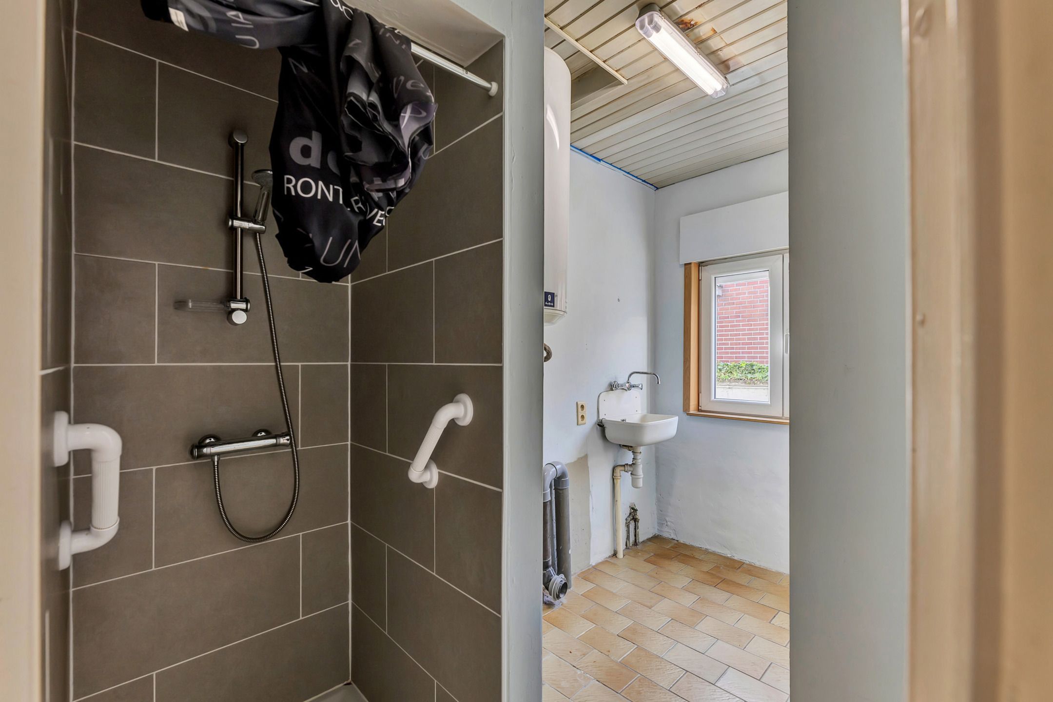 Ruime te renoveren woning op toplocatie foto 13