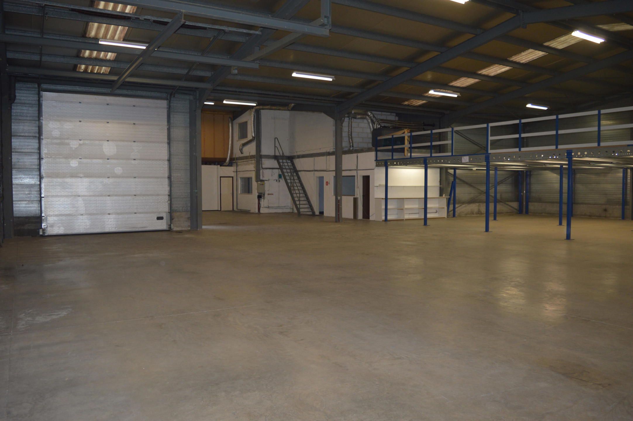 Aartselaar: Magazijn met kantoor te huur foto 2