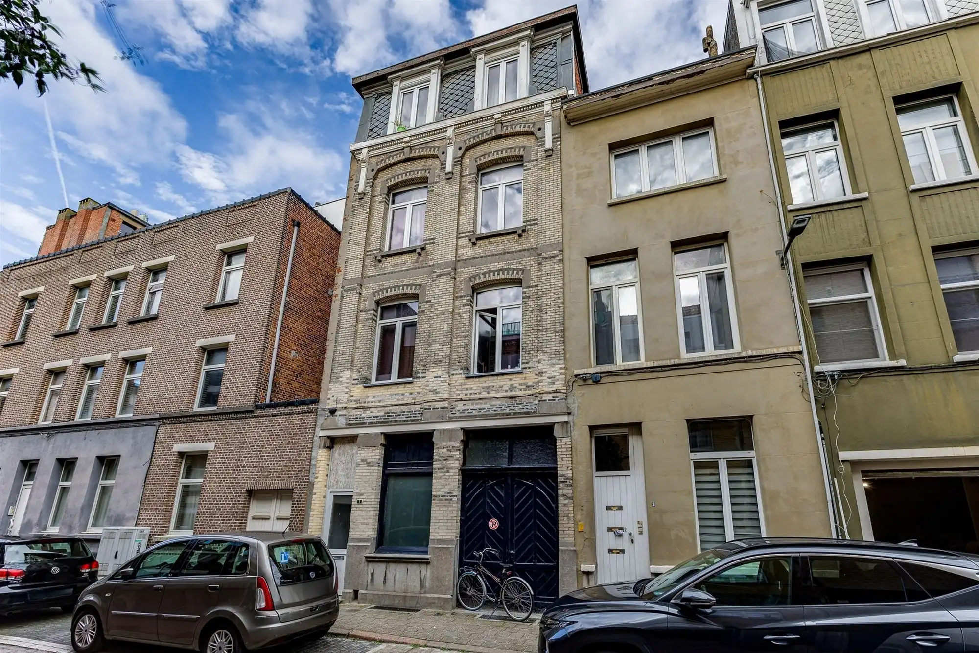 Hoofdfoto van de publicatie: Karaktervolle woning met 4-6 slk garage en mogelijkheden