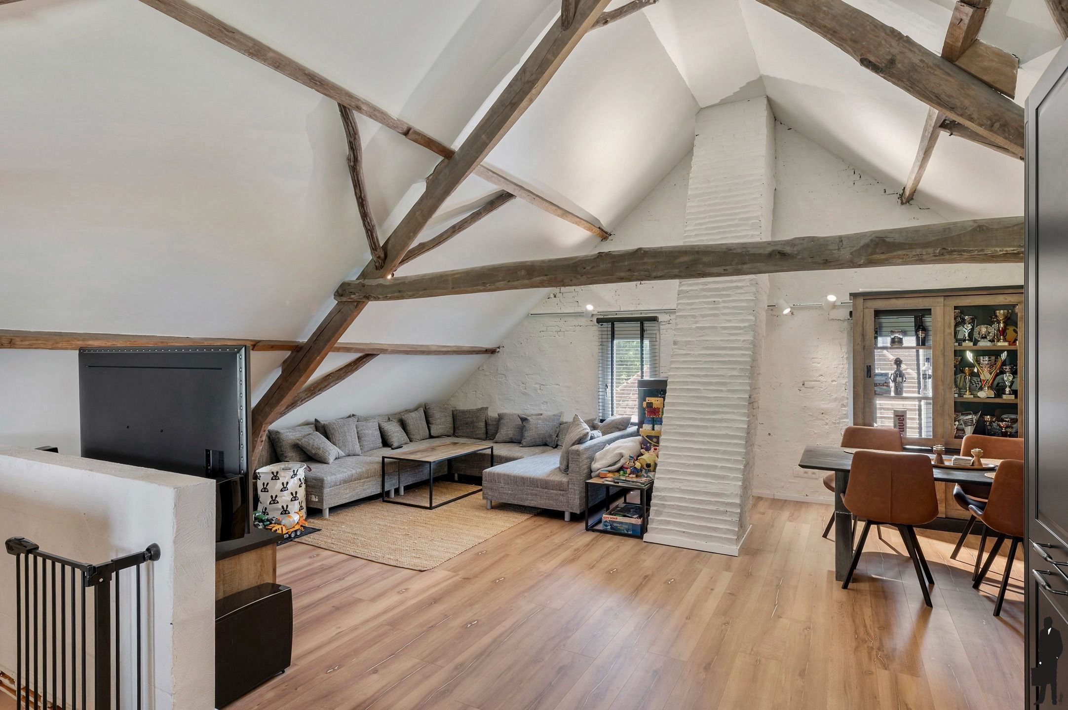 Gerenoveerd opbrengsteigendom: handelsruimte, duplex, studio foto 17