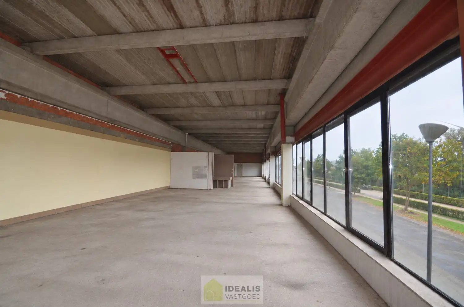 IDEALIS VASTGOED - UITZONDERLIJK RUIME NOG AF TE WERKEN KANTOORRUIMTE VAN MAAR LIEFST 408 M² OP STRATEGISCHE LOCATIE IN INDUSTRIEZONE LANKLAAR MET ZEER RUIME PARKEERGELEGENHEID! – Deze kantoorruimte omvat de volledige eerste verdieping van een bedrijfsgebouw en wordt aangeboden in casco staat, waarbij de toekomstige huurder de mogelijkheid heeft om de ruimtes volledig naar eigen wens en behoeften af te werken en in te delen. Verfraaiingswerken aan de gevel en het plaatsen van nieuwe glaspartijen zijn nog door en voor rekening van de verhuurder. Het pand geniet bovendien een uitstekende bereikbaarheid dankzij de nabijheid van de N75 en de autosnelweg E314, alsook van zeer ruime parkeergelegenheid! foto 7