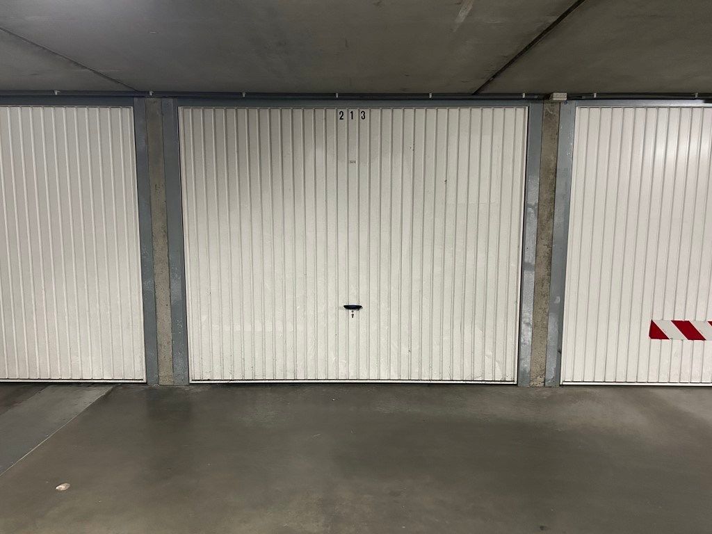 Afgesloten ondergrondse garagebox foto {{pictureIndex}}