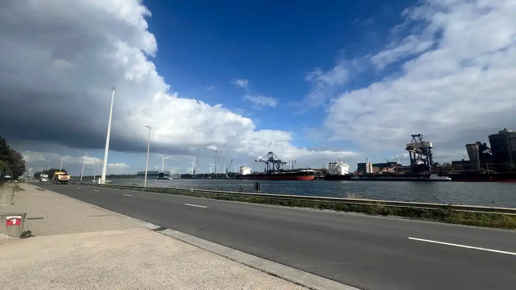 Showroom met kantoor en stockageruimte te huur in de haven van Gent foto 17