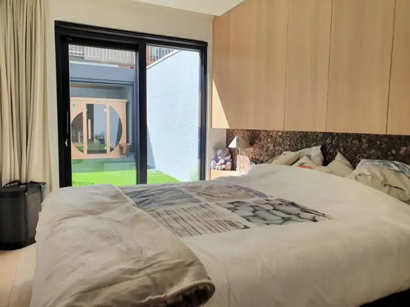 Luxueus gerenoveerd 3-slaapkamer appartement op de Zeedijk van Oostduinkerke te koop foto 10