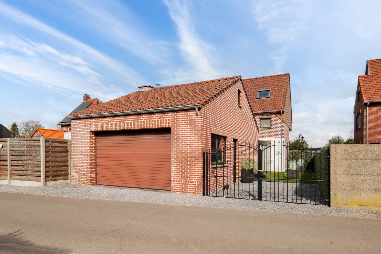 Gerenoveerde, goed onderhouden woning nabij het centrum van Bree mét een grote garage/werkplaats bereikbaar langs de Filterstraat aan de achterzijde van de woni foto 4