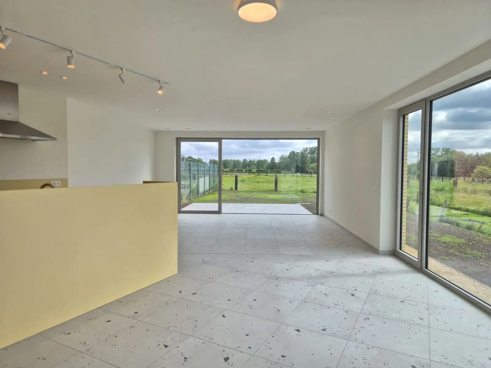 Gelijkvloers nieuwbouwappartement met 2 slaapkamers en tuin foto 2