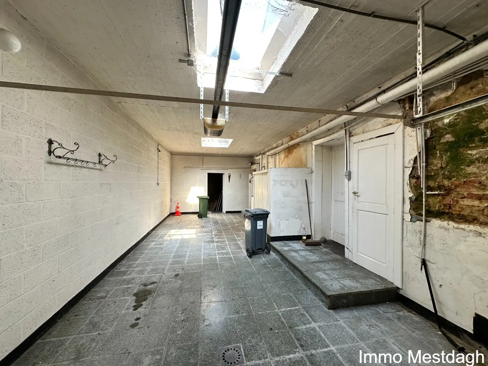 In de schaduw van de kerktoren bevindt zich deze mooie historische idyllische unieke pastorie.   foto 33