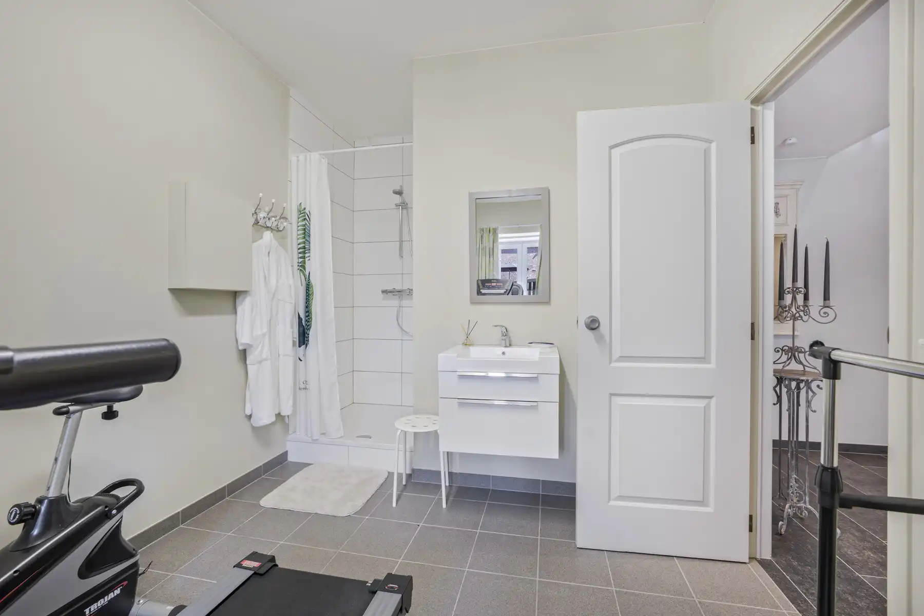 Ruime karakterwoning met 6 kamers, 3 badkamers en tuin foto 10