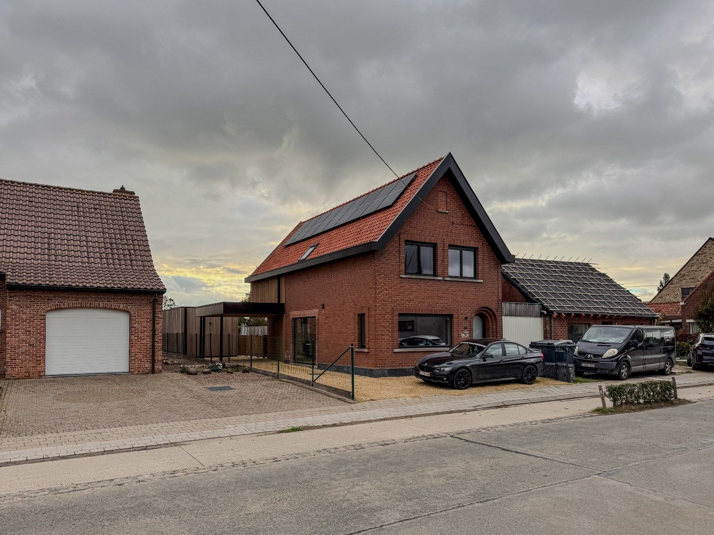 Volledig gerenoveerde woning met 3 slaapkamers, carport en tuin. foto {{pictureIndex}}