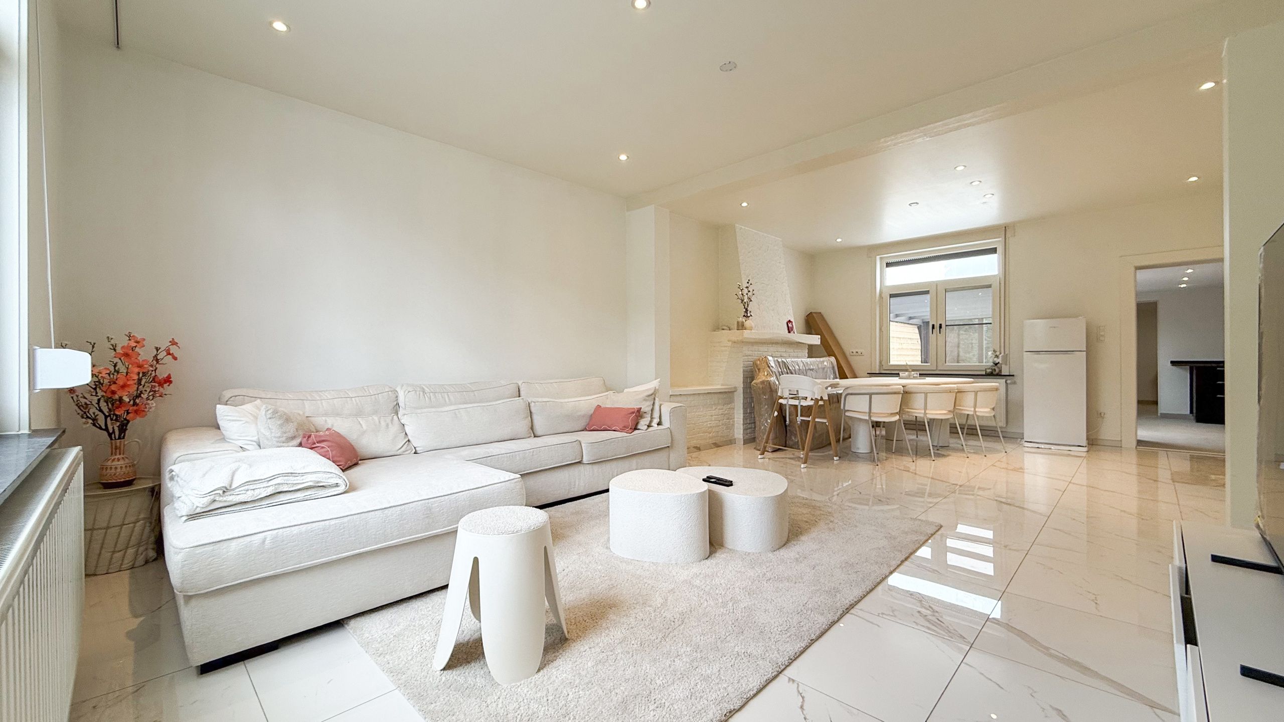 Karaktervolle woning met moderne afwerking en zonnige tuin! foto {{pictureIndex}}