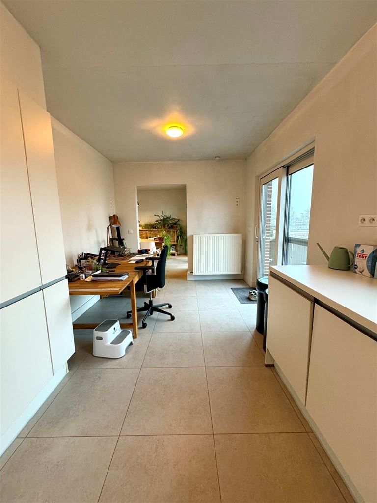 Prachtig duplex-appartement met 3 ruime slaapkamers, groot terras en aparte garage, rustig gelegen nabij het centrum van Maaseik. foto 5