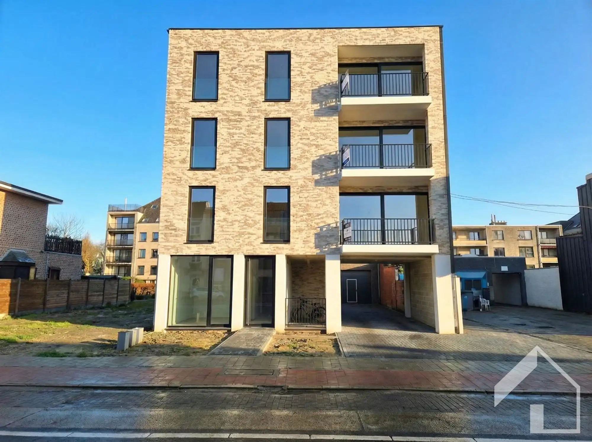 Nieuwbouw appartement op de 1ste verdieping met 2 slaapkamers, terras en lift  foto {{pictureIndex}}