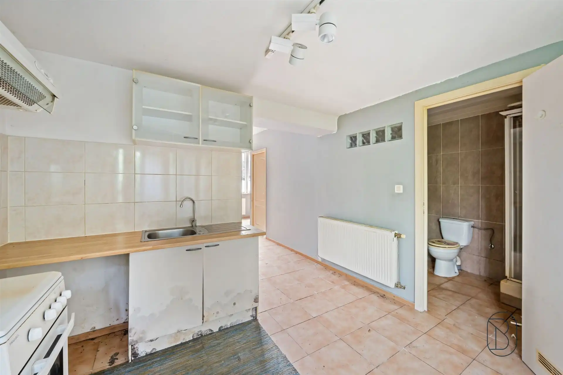 Te renoveren woning met 5 kamers, en parkeergelegenheid  foto 8