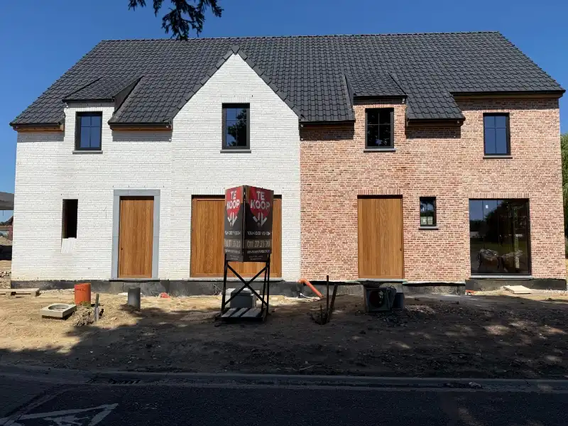 Moderne halfopen nieuwbouwwoning met 4 slaapkamers en 2 badkamers foto {{pictureIndex}}