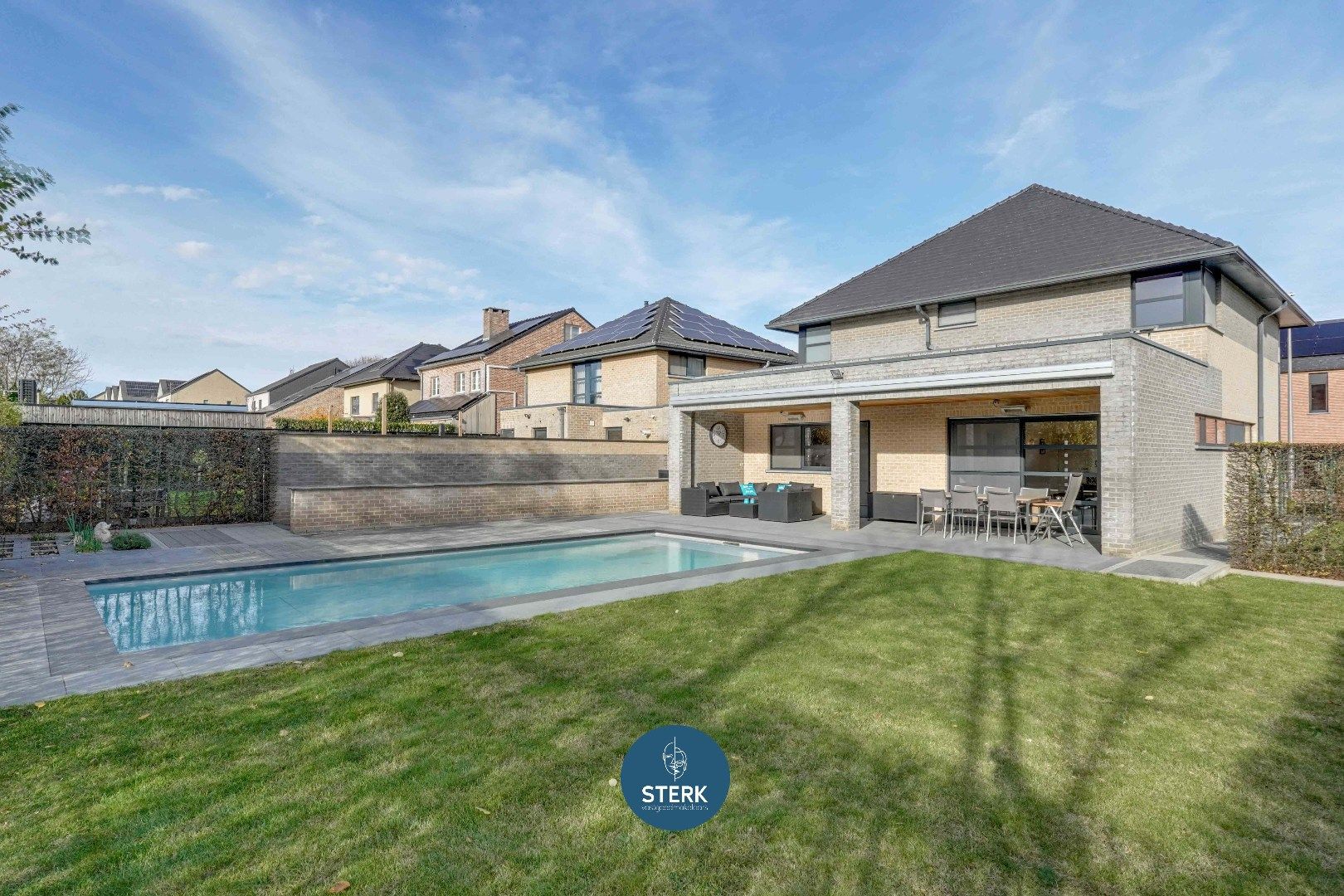 INSTAPKLARE GEZINSWONING MET EEN BEWOONBARE OPP. VAN 390 M² TE ZUSSEN !  foto 3