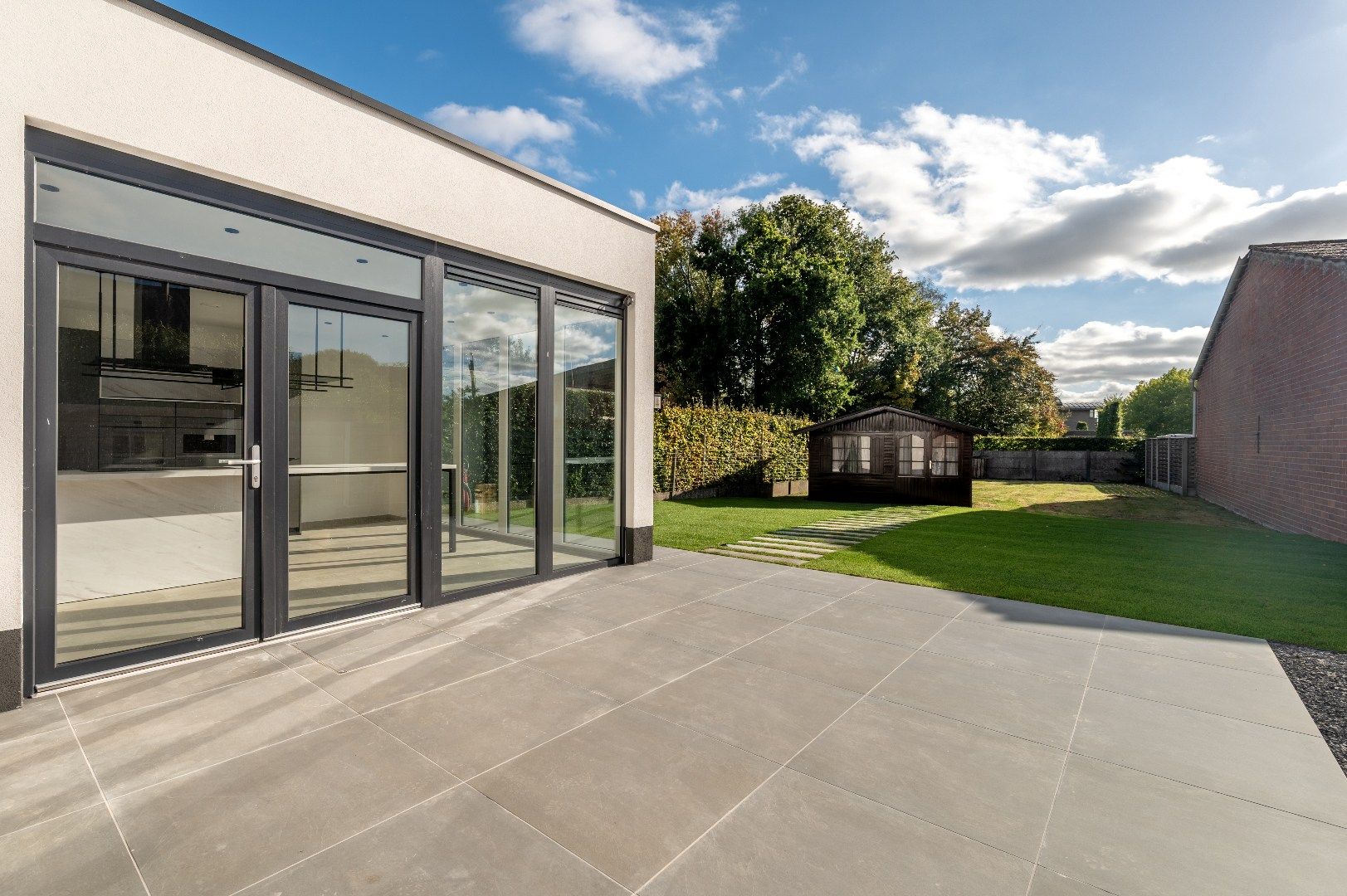 Instapklare gezinswoning met garage, 5 slaapkamers, 2 badkamers én een zonnige tuin foto 2