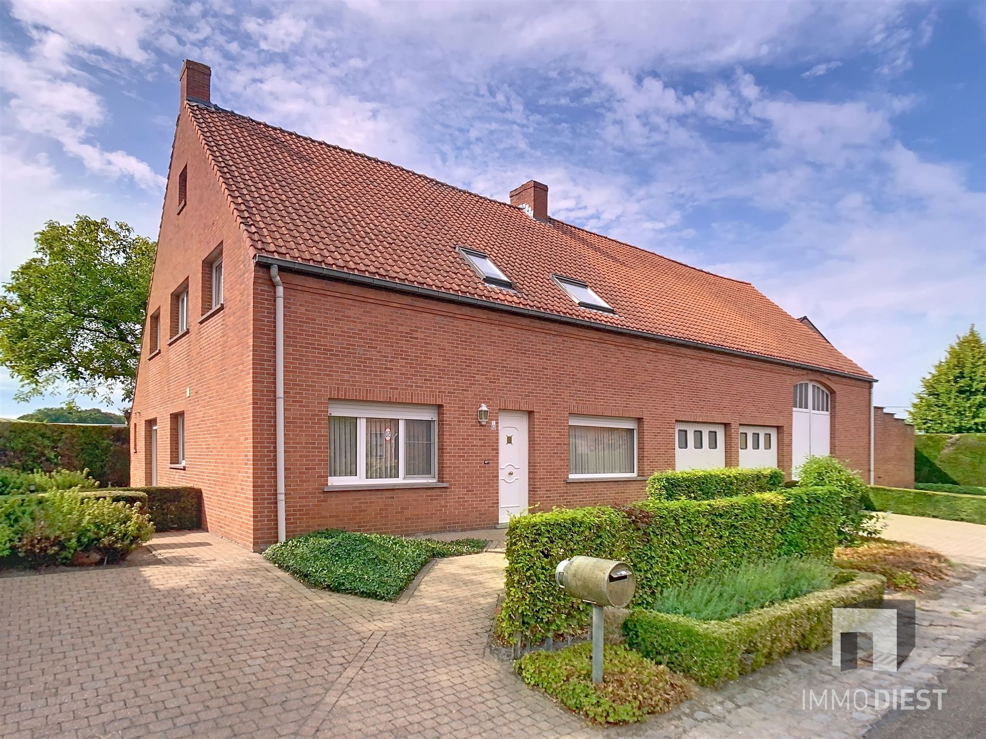 Charmante hoeve met schuren en een knappe tuin te Geel. foto 2