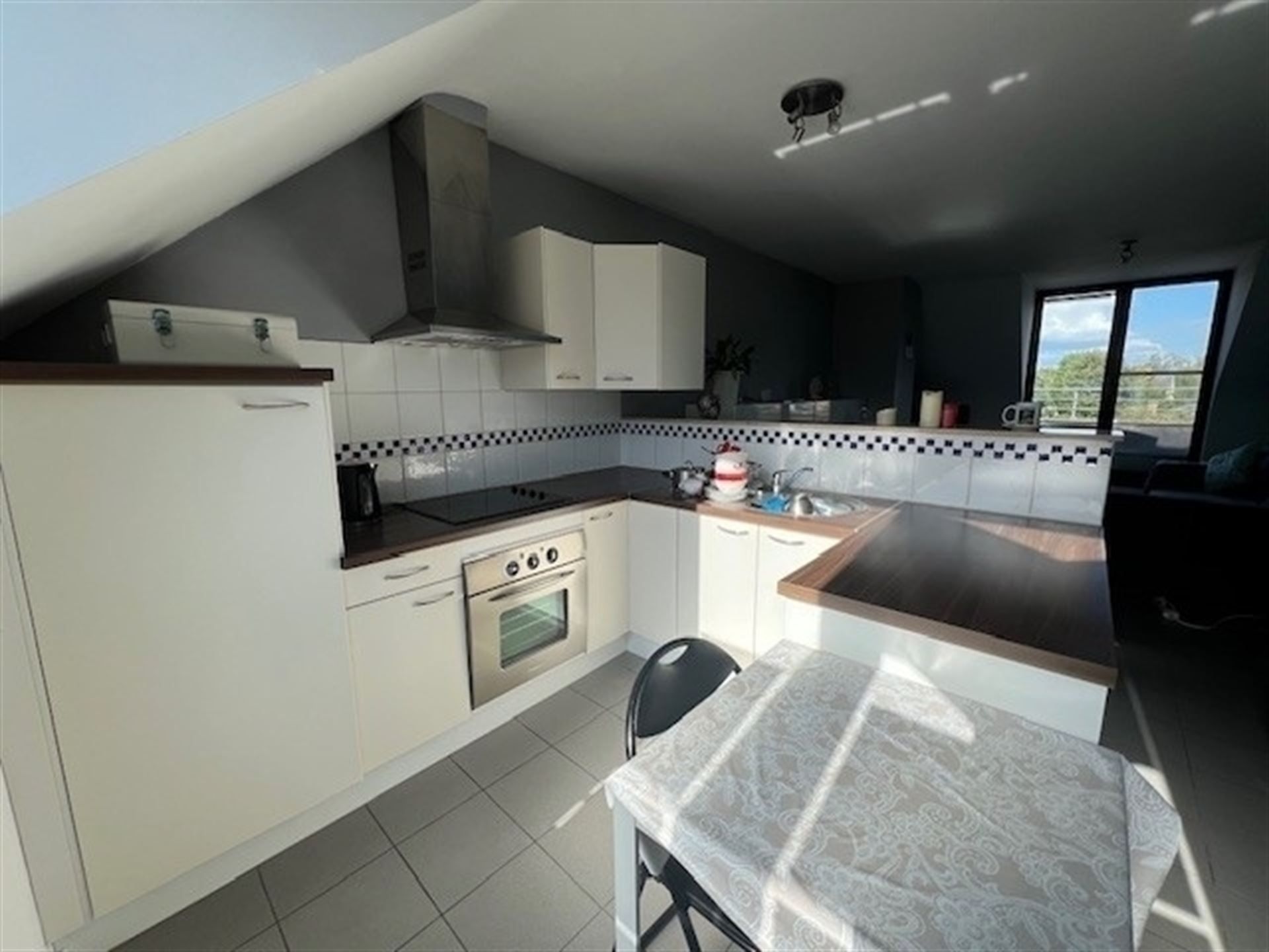 Centraal gelegen appartement met ruim terras! foto {{pictureIndex}}