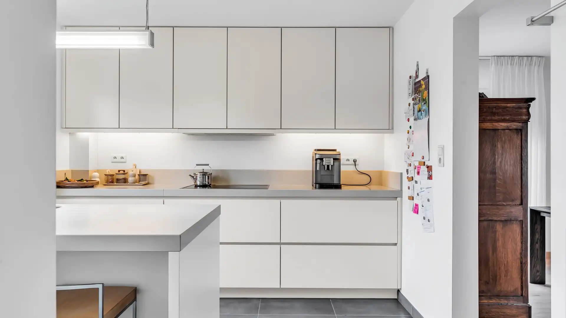 Gerenoveerd en lichtrijk appartement met 2 slkprs in As foto 9