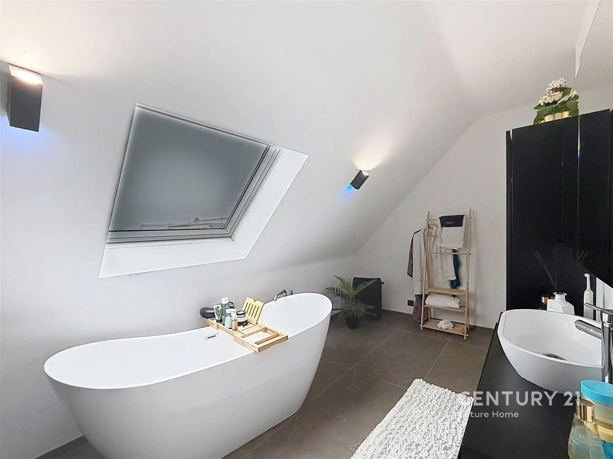 Ruime gezinswoning met 4 slaapkamers, 2 badkamers en tuin foto 24