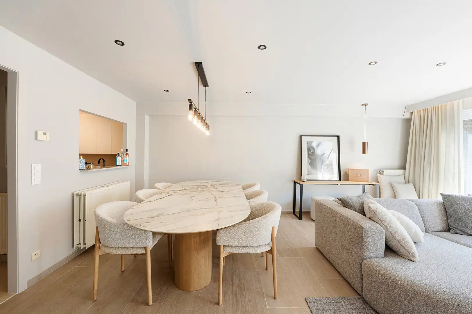 Ruim 2-slaapkamerappartement met twee terrassen nabij de zee. foto 12