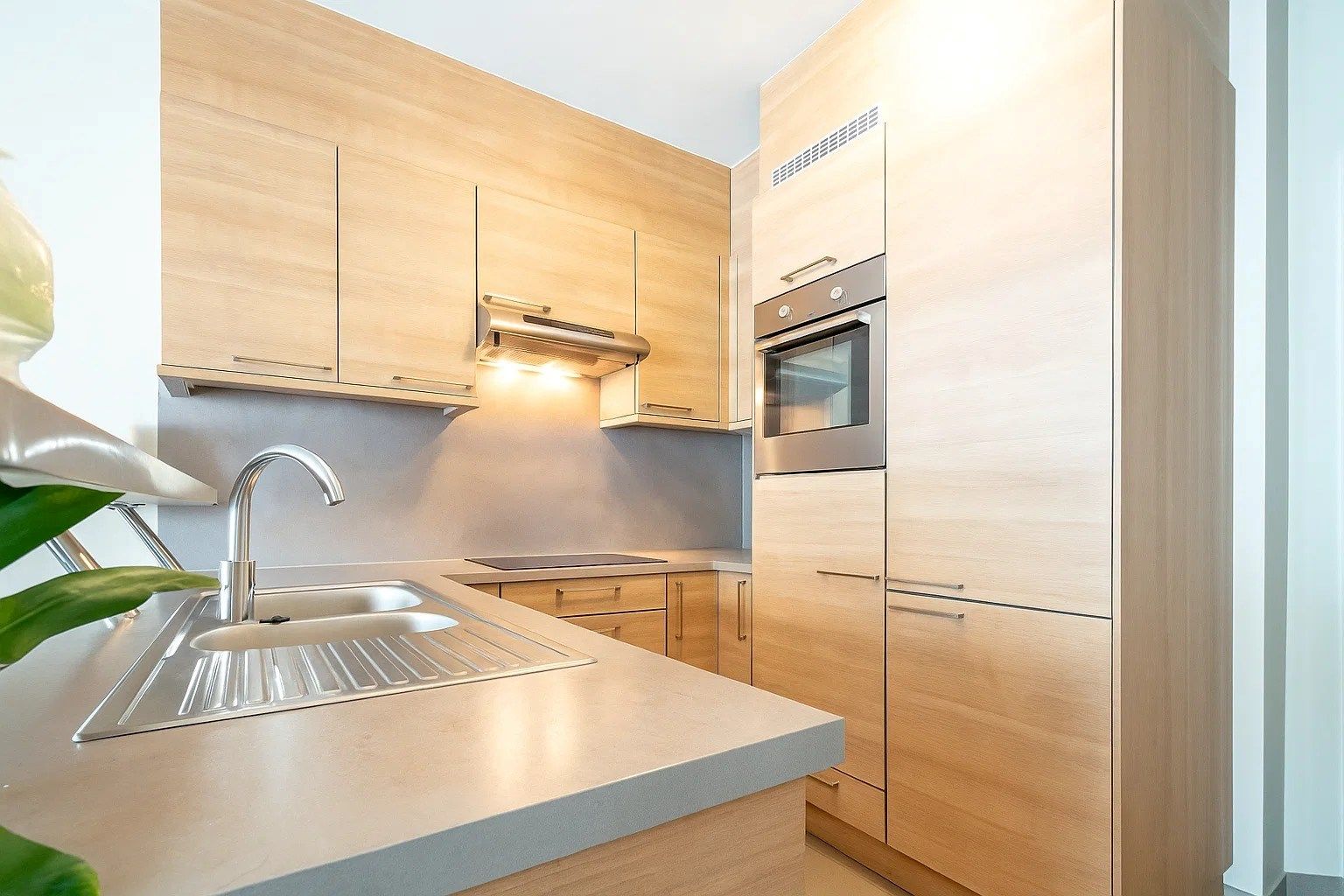 TOPLOCATIE | INSTAPKLAAR APPARTEMENT (BJ 2005) MET 2 SLPKS foto 2