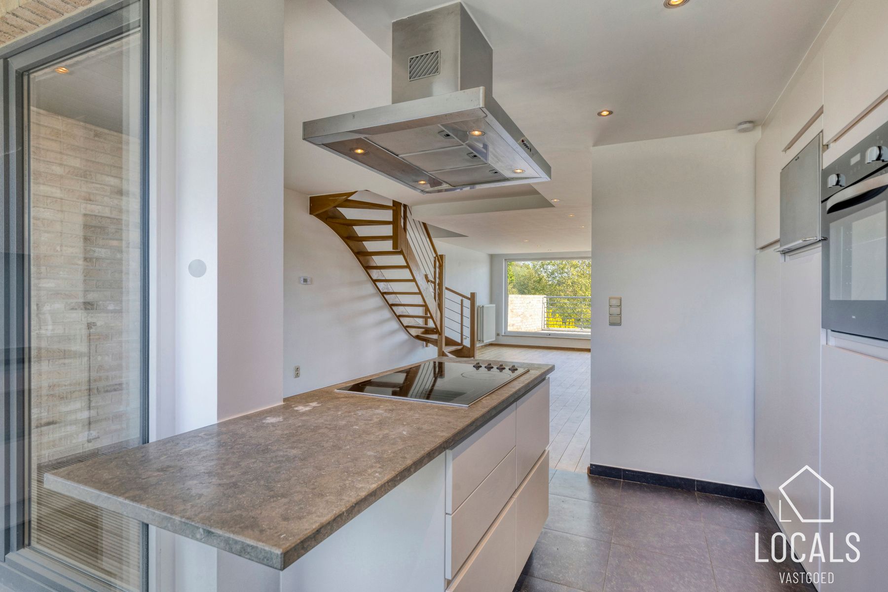 Instapklaar duplexappartement met 2 terrassen, 2 garageboxen foto 10