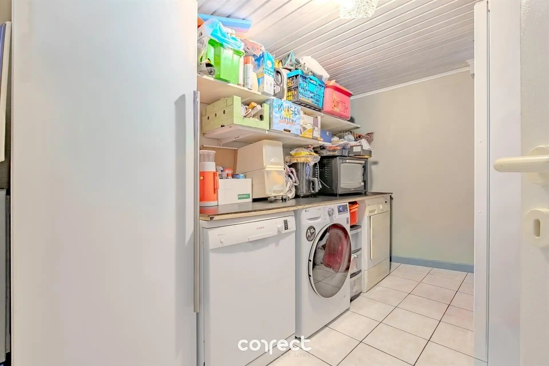 Halfopen bebouwing met ruime oprit, garage, carport en 3 volwaardige slaapkamers. foto 13