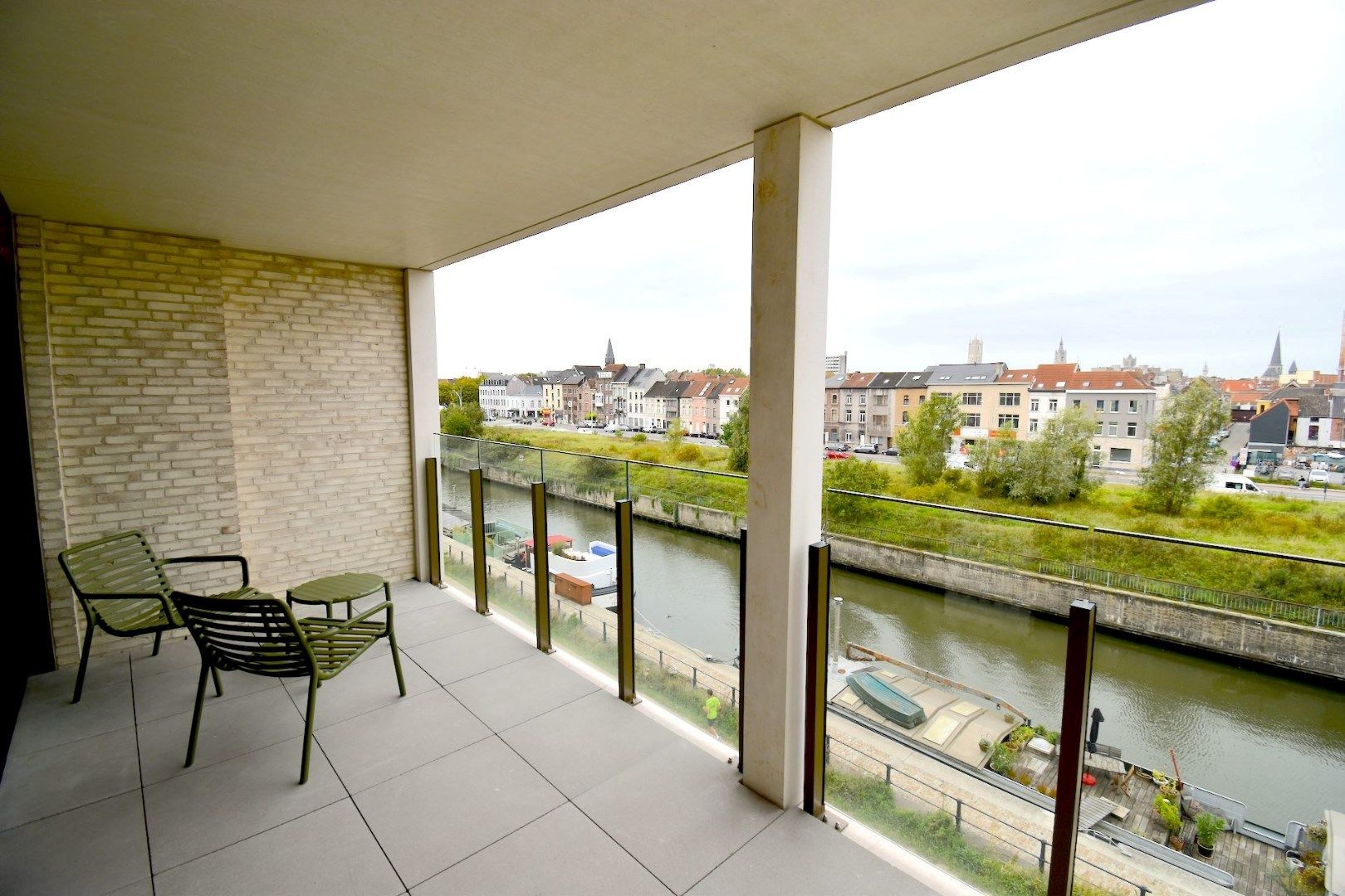 Volledig Ingericht 2 slaapkamerapp. met terras en staanplaats foto 5