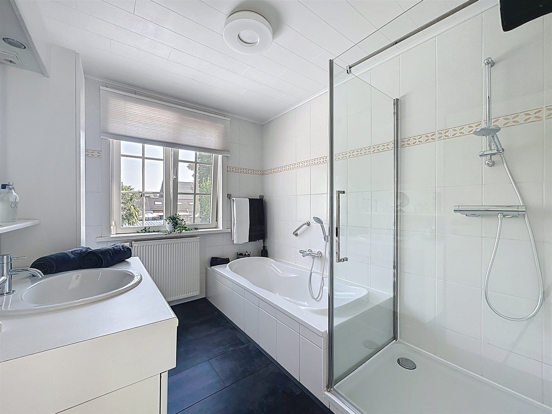 Rustig gelegen, instapklare, half open bebouwing met 5 slaapkamers, garage op perceel van 465m²! foto 18