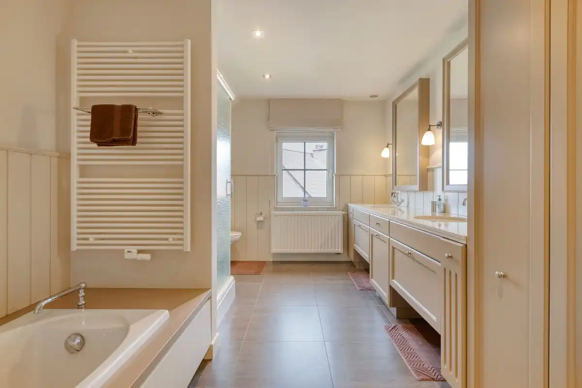 Ruime villa met prachtig aangelegde tuin in een rustige omgeving foto 18